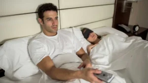 شکل1- خوابیدن با تلویزیون روشن